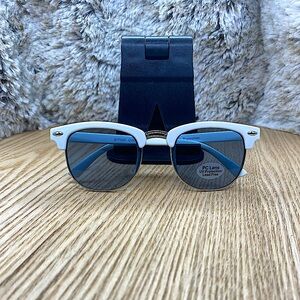 BRAND NEW✨
TRENDY KIDS SUNGLASSES💌
NEWEST EYEWEAR ACCESSORIES🌀
UV PROTECTION⚜️